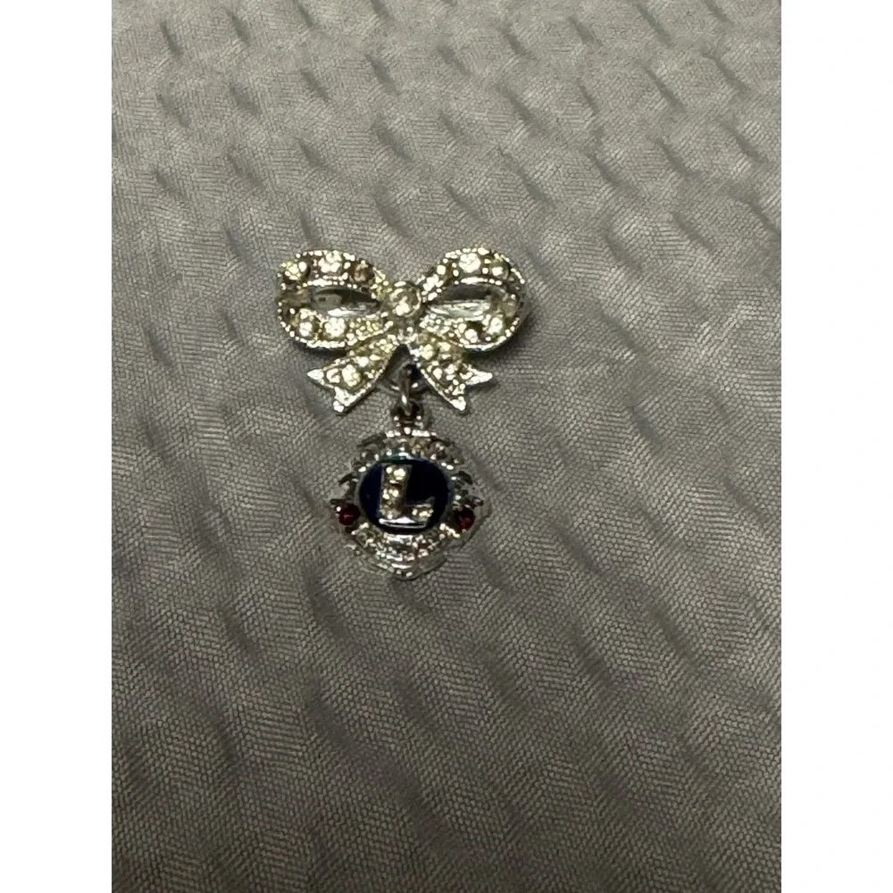 VTG. LIONS INTERNATIONAL BEAUTIFUL RHINESTONE BOW FRATERNAL CLUB DANGLE PIN‎ ORA